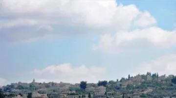العدو يضع كتل خرسانية لتعزيز أحد المواقع العسكرية في الجنوب