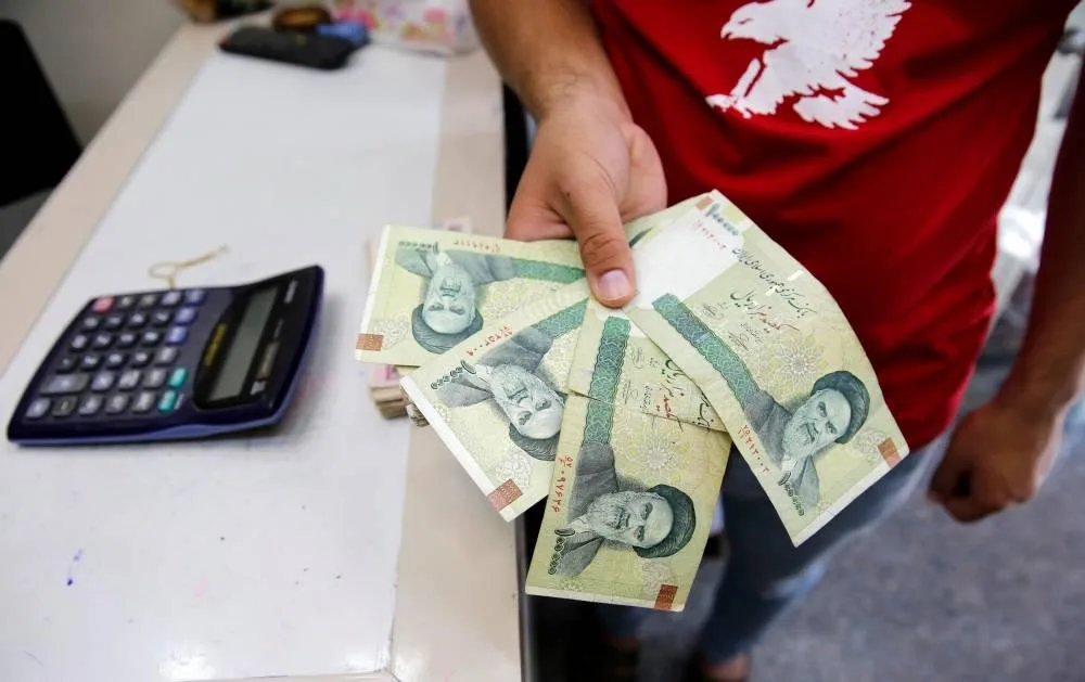 العملة الإيرانية تتراجع بنسبة 10% أمام الدولار منذ بداية الهجمات الإسرائيلية.