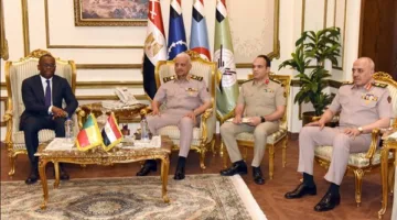 الفريق أول عبد المجيد صقر يجتمع بوزير خارجية بنين
