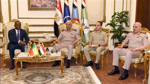 الفريق أول عبد المجيد صقر يجتمع بوزير خارجية بنين