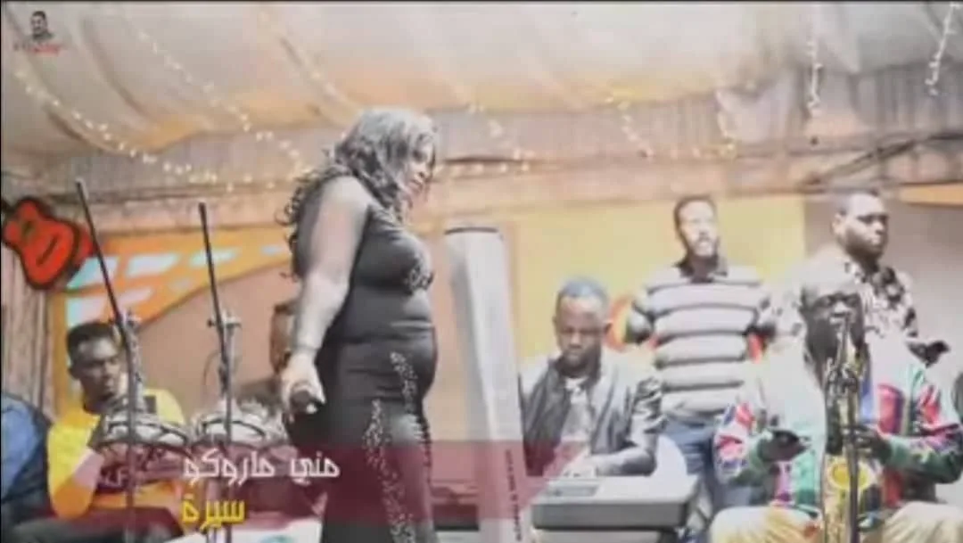 شاهد الفيديو: الفنانة السودانية منى ماروكو تثير الأجواء في حفلة بكامبالا برقصة جريئة وحركات مثيرة. شاهد الفيديو: الفنانة السودانية منى ماروكو تثير الأجواء في حفلة بكامبالا برقصة جريئة وحركات مثيرة.
