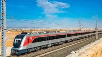 القطار الكهربائي الخفيف يختصر وقت الانتظار يوم الجمعة لتخفيف العبء على الركاب.