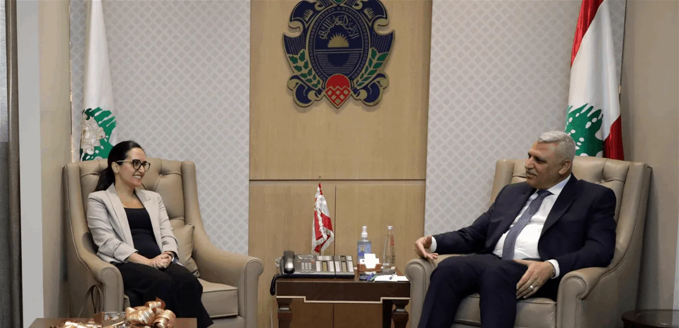 اللواء شقير يناقش مع وفد من المركز الدولي لتطوير سياسات الهجرة سبل تعزيز وتطوير أساليب التعاون. اللواء شقير يناقش مع وفد من المركز الدولي لتطوير سياسات الهجرة سبل تعزيز وتطوير أساليب التعاون.