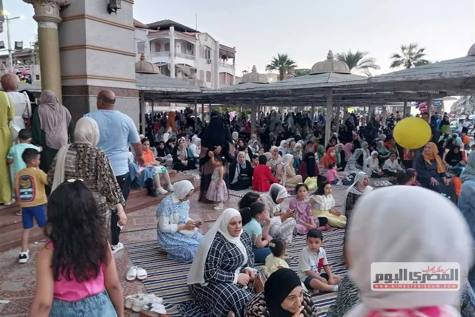 المئات يحتفلون بعيد الأضحى بأداء الصلاة في ميدان الساعة بدمياط المئات يحتفلون بعيد الأضحى بأداء الصلاة في ميدان الساعة بدمياط