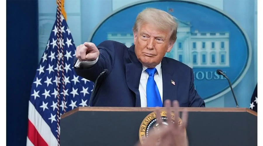 المحكمة العليا تدعم ترامب في صراعه مع النظام القضائي “تعليق الأحكام” المحكمة العليا تدعم ترامب في صراعه مع النظام القضائي “تعليق الأحكام”