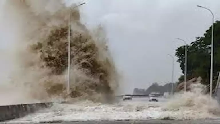 المركز الأمريكي للأعاصير ينبه من احتمال حدوث عاصفة مدارية على سواحل خليج المكسيك.