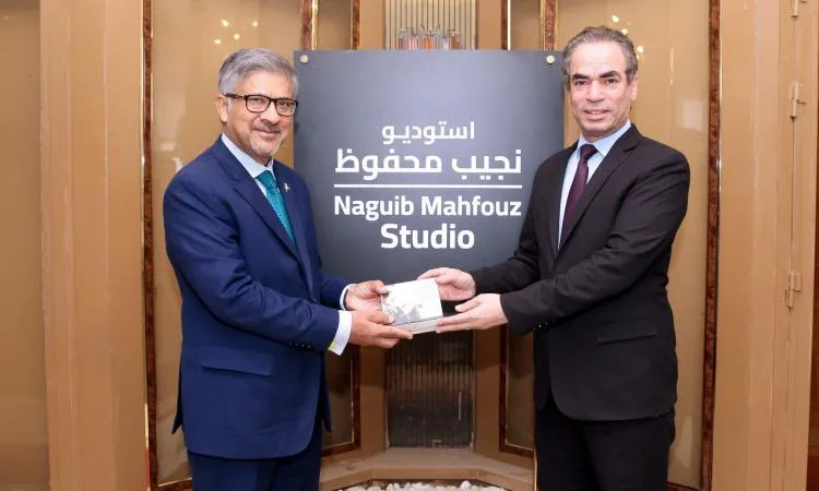 المسلماني يقدم مجموعة من أعمال أم كلثوم لسفير باكستان خلال زيارة استوديو محفوظ. المسلماني يقدم مجموعة من أعمال أم كلثوم لسفير باكستان خلال زيارة استوديو محفوظ.