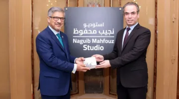 المسلماني يقدم مجموعة من أغاني أم كلثوم لسفير باكستان خلال زيارته لاستوديو نجيب محفوظ في ماسبيرو.
