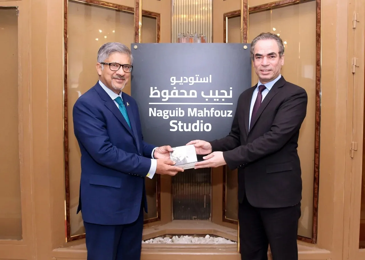 المسلماني يقدم مجموعة من أغاني أم كلثوم لسفير باكستان خلال زيارته لاستوديو نجيب محفوظ في ماسبيرو. المسلماني يقدم مجموعة من أغاني أم كلثوم لسفير باكستان خلال زيارته لاستوديو نجيب محفوظ في ماسبيرو.