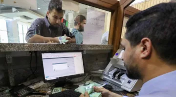 المصرف المركزي الليبي يزيل أوراق نقدية غير قانونية من فئة 50 ديناراً