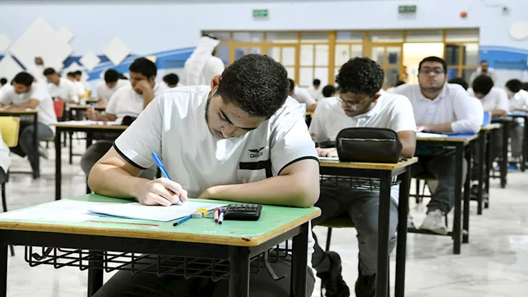 المصريون يتصدرون قائمة الأوائل في الثانوية العامة بالكويت (صور)