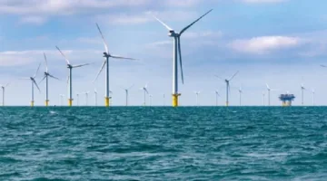 المغرب يبدأ تشغيل أول مزرعة رياح بحرية بقدرة 1000 ميغاوات ضمن خطة الطاقة المستدامة.