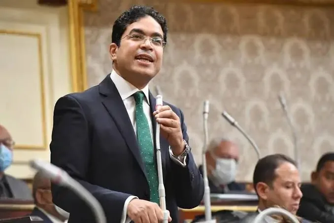 النائب ضياء الدين داود يطالب بتدخل رئاسي لمحاسبة المتسببين في إهمال الطرق: «أموال القروض تُهدر دون وجود إدارة فعّالة»