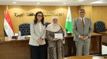النجار يمنح شهادات محو الأمية لـ 18 موظفًا في المنطقة الأثرية بالهرم