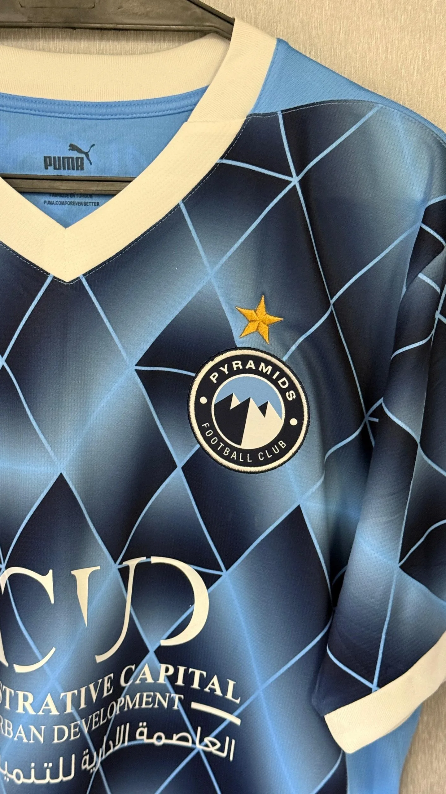 النجمة الأفريقية الأولى ت adorn قميص بيراميدز في مباراة نهائي كأس مصر. النجمة الأفريقية الأولى ت adorn قميص بيراميدز في مباراة نهائي كأس مصر.