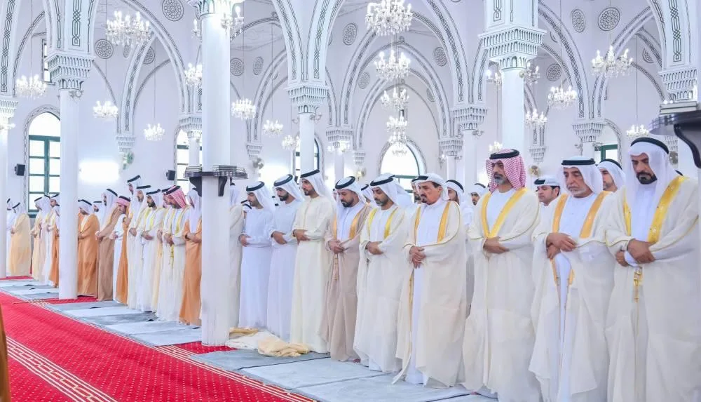 النعيمي، الشرقي، المعلا، سعود بن صقر، حمدان بن محمد والشيوخ يشاركون في أداء الصلاة. النعيمي، الشرقي، المعلا، سعود بن صقر، حمدان بن محمد والشيوخ يشاركون في أداء الصلاة.