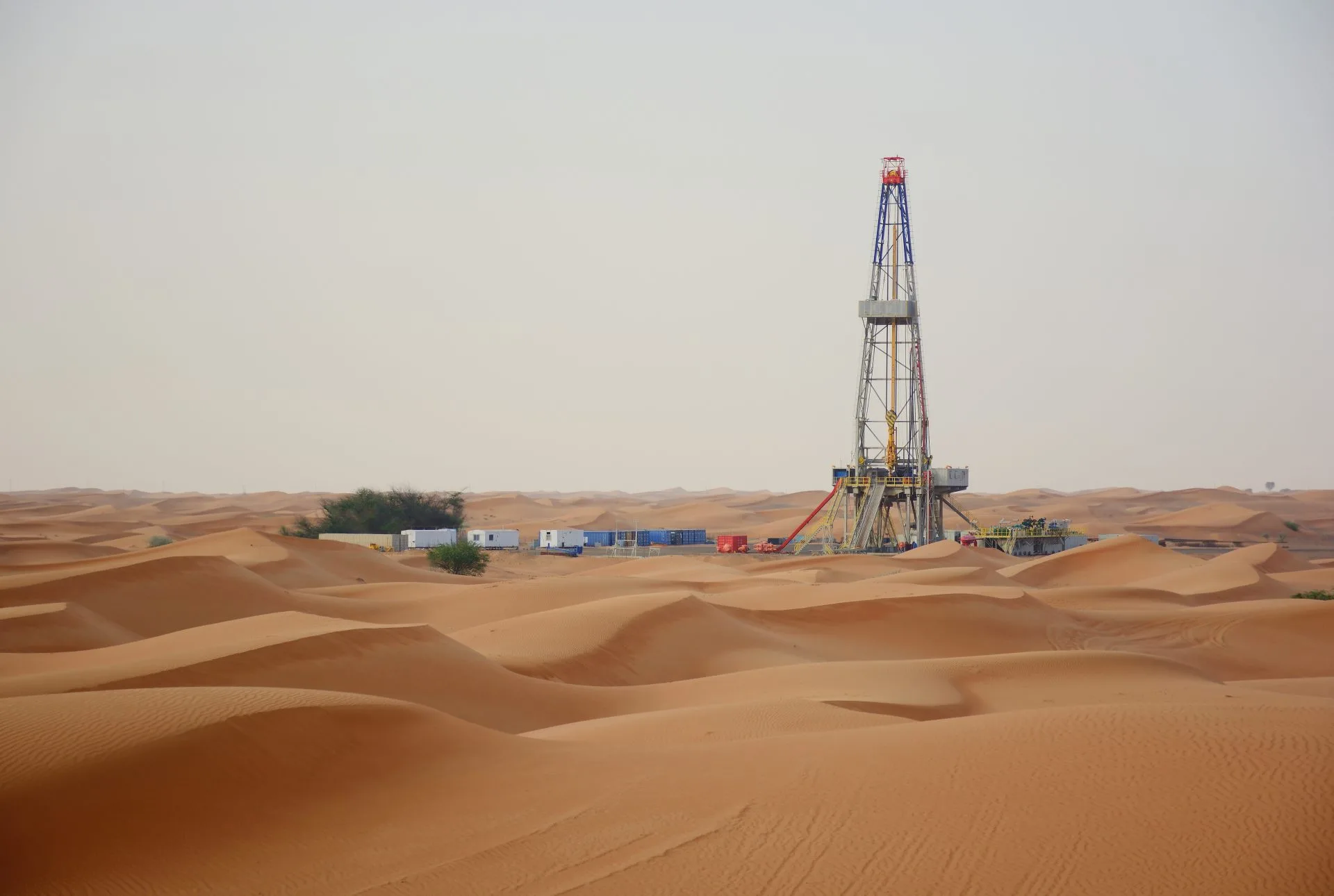 النفط: توقيع 7 اتفاقيات جديدة للتنقيب في الصحراء الغربية النفط: توقيع 7 اتفاقيات جديدة للتنقيب في الصحراء الغربية
