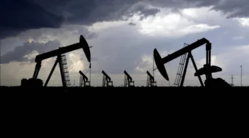 النفط ينخفض لكنه يسعى لتحقيق مكاسب للأسبوع الثالث على التوالي