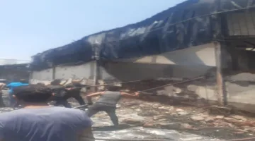 النيابة العامة تتفقد موقع حريق في مخزن للدعاية والإعلان بمدينة العبور