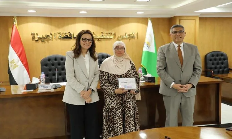 النّجار يمنح شهادات محو الأمية لـ 18 موظفًا في المنطقة الأثرية بالهرم النّجار يمنح شهادات محو الأمية لـ 18 موظفًا في المنطقة الأثرية بالهرم