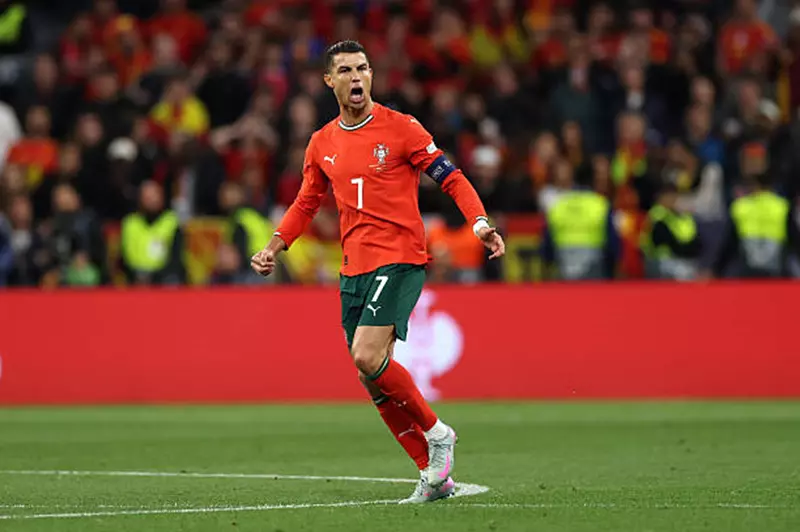 الهدف الأول في البطولة النهائية: رونالدو يستمر في صنع التاريخ مع المنتخب البرتغالي.