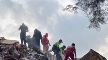 الهلال الأحمر يواصل تقديم المساعدة في عمليات الإنقاذ بعد انهيار مبنى في السيدة زينب (صور)