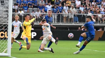 الهلال وريال مدريد يحققان التأهل إلى المرحلة الثانية عشر من كأس العالم للأندية لكرة القدم.
