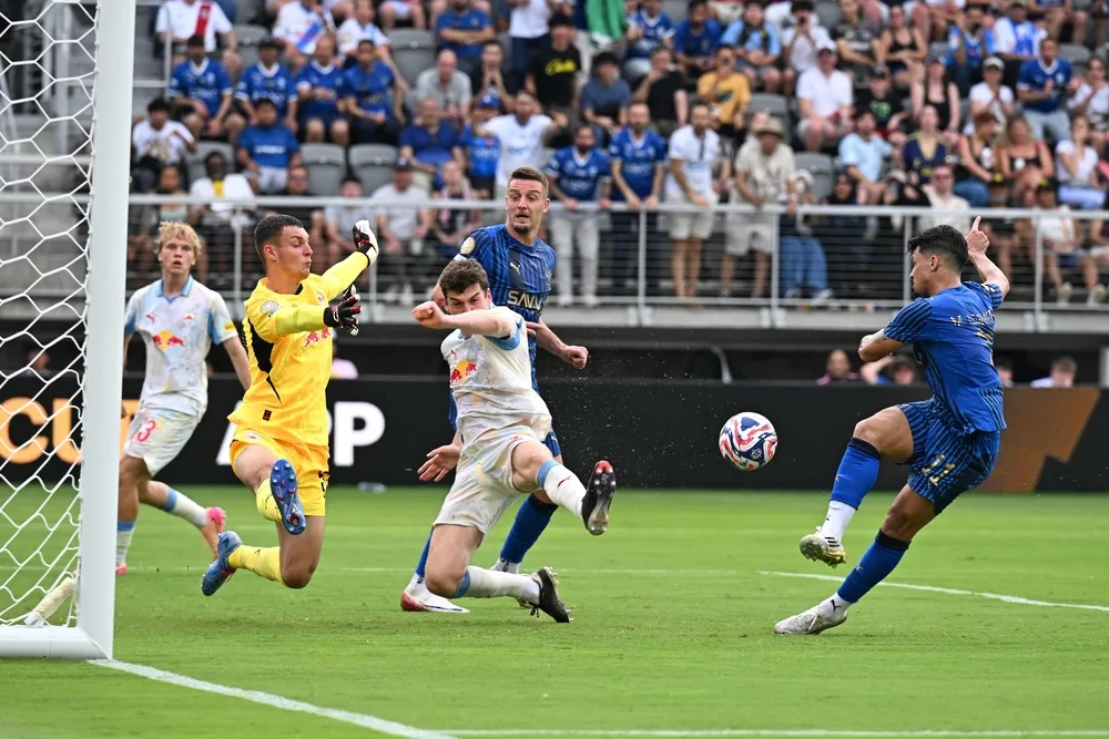 الهلال وريال مدريد يحققان التأهل إلى المرحلة الثانية عشر من كأس العالم للأندية لكرة القدم. الهلال وريال مدريد يحققان التأهل إلى المرحلة الثانية عشر من كأس العالم للأندية لكرة القدم.