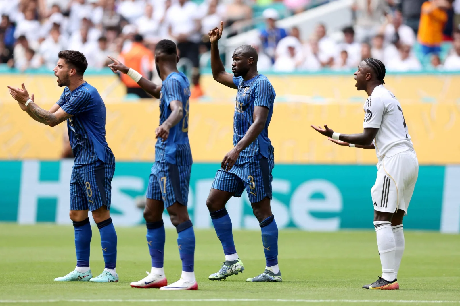 الهلال يحقق تعادلاً تاريخياً مع ريال مدريد في بطولة كأس العالم للأندية الهلال يحقق تعادلاً تاريخياً مع ريال مدريد في بطولة كأس العالم للأندية