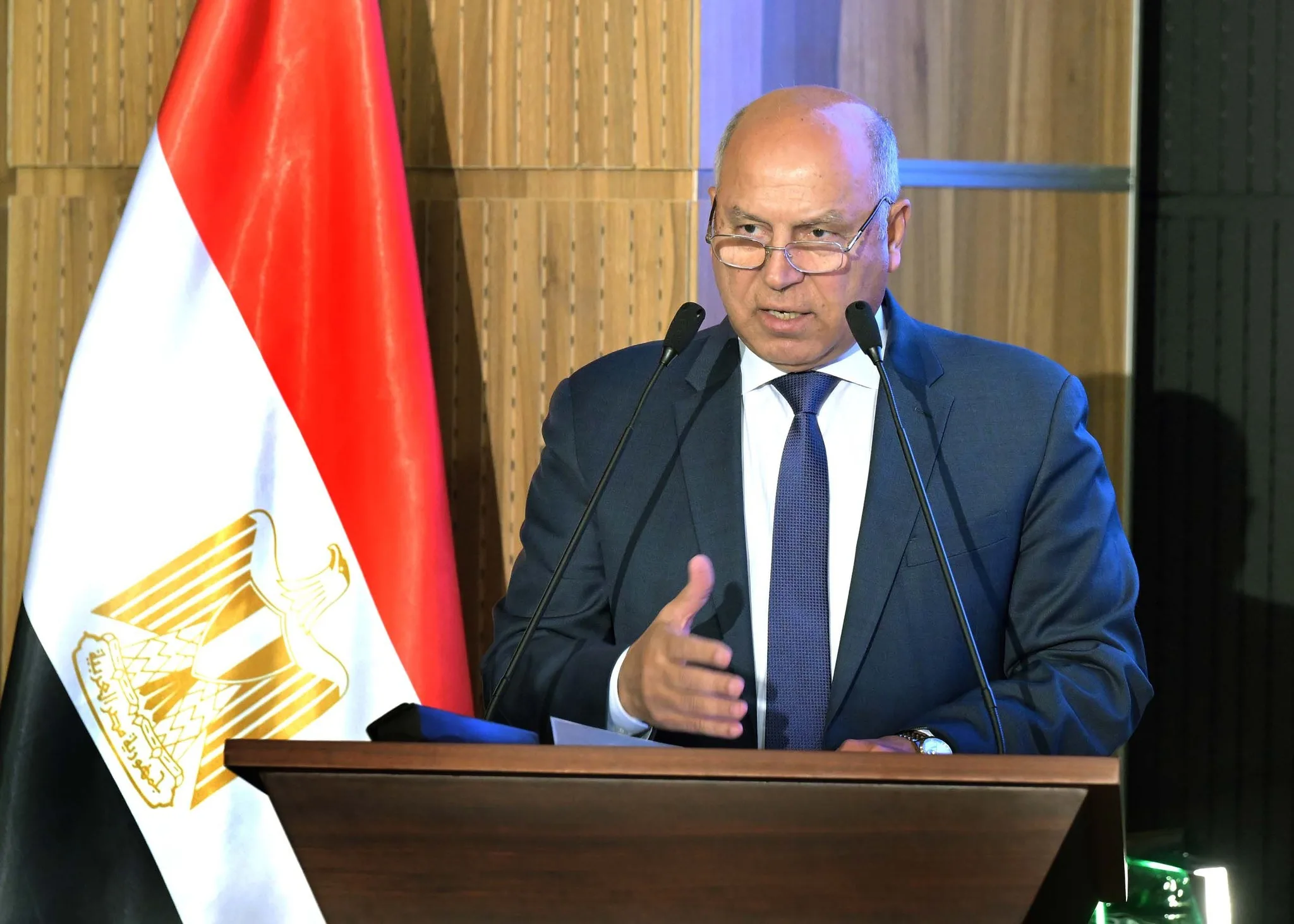 الوزير يطالب بتسليم الأراضي الصناعية وتحديث البنية التحتية في محافظة البحيرة بسرعة الوزير يطالب بتسليم الأراضي الصناعية وتحديث البنية التحتية في محافظة البحيرة بسرعة