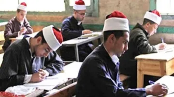 اليوم، طلاب القسم العلمي في الثانوية الأزهرية يختبرون في مادة الكيمياء.