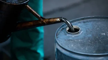 انخفاض أسعار النفط بأكثر من 4%.. وبرنت يتداول فوق 71 دولاراً