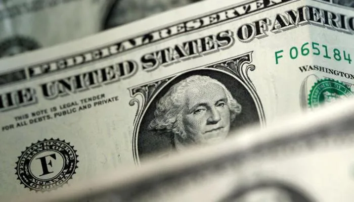 انخفاض سعر الدولار بسبب تدهور الاقتصاد الأمريكي والصراع العلني بين ماسك وترامب انخفاض سعر الدولار بسبب تدهور الاقتصاد الأمريكي والصراع العلني بين ماسك وترامب