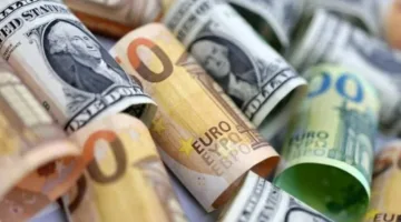 انخفاض قيمة الدولار الأمريكي مقابل العملات العالمية
