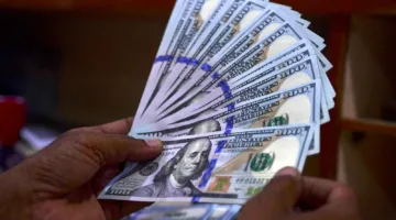انخفاض قيمة الدولار نتيجة لتدهور الاقتصاد الأمريكي والصراعات التجارية