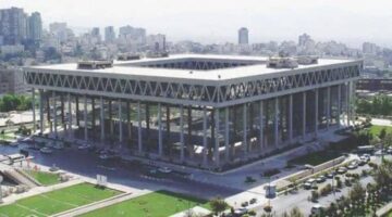 اندلاع النيران في مبنى التلفزيون الإيراني بعد استهدافه بواسطة ضربة إسرائيلية.