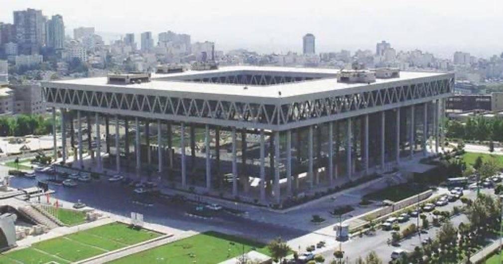 اندلاع النيران في مبنى التلفزيون الإيراني بعد استهدافه بواسطة ضربة إسرائيلية.