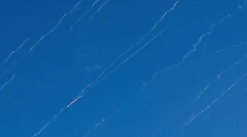 انفجارات قوية نتيجة هجوم صاروخي إيراني على إسرائيل