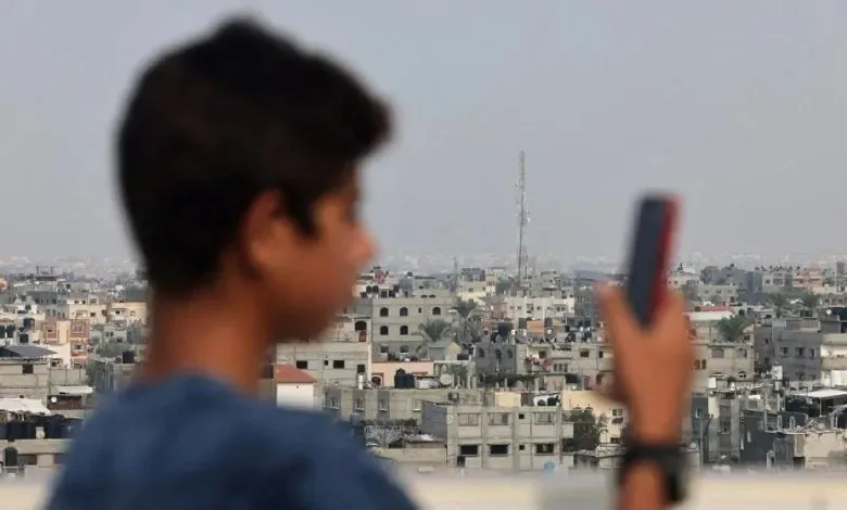 انقطاع كامل لخدمات الإنترنت والاتصالات الأرضية في غزة والاحتلال يحظر على الفرق الفنية القيام بأعمال الإصلاح انقطاع كامل لخدمات الإنترنت والاتصالات الأرضية في غزة والاحتلال يحظر على الفرق الفنية القيام بأعمال الإصلاح