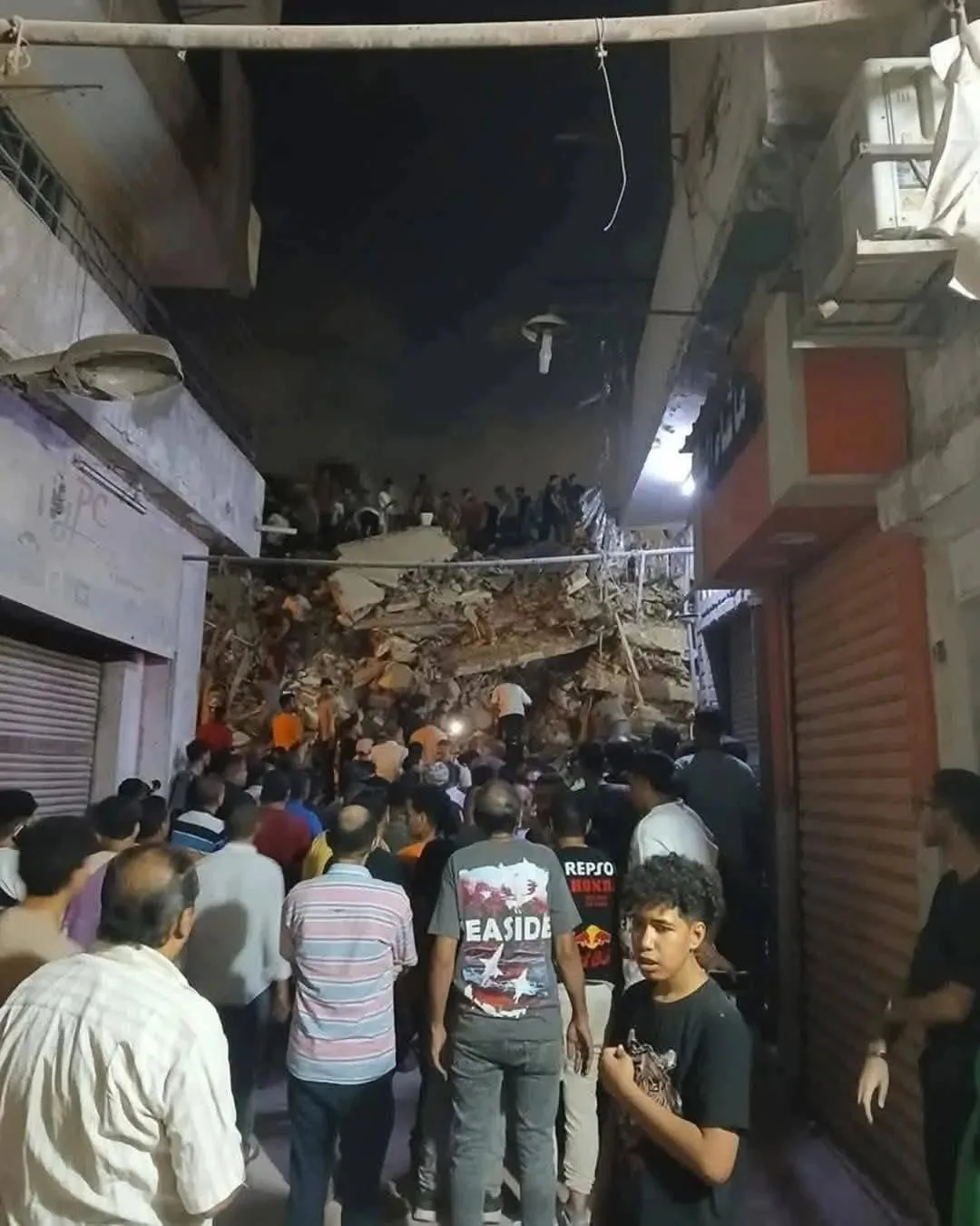 انهيار عقار السيدة زينب.. مأساة جديدة تسلط الضوء على معاناة البناء غير المنظم في وسط القاهرة انهيار عقار السيدة زينب.. مأساة جديدة تسلط الضوء على معاناة البناء غير المنظم في وسط القاهرة