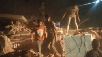 انهيار عمارة من ثلاث طوابق في قنا.. وجهود لإنقاذ فتاة من تحت الحطام