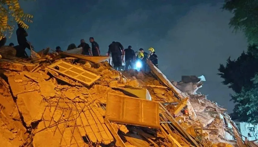 انهيار مبنيين في حدائق القبة.. فرق الإنقاذ تتواصل في إزالة الأنقاض وإخلاء السكان انهيار مبنيين في حدائق القبة.. فرق الإنقاذ تتواصل في إزالة الأنقاض وإخلاء السكان