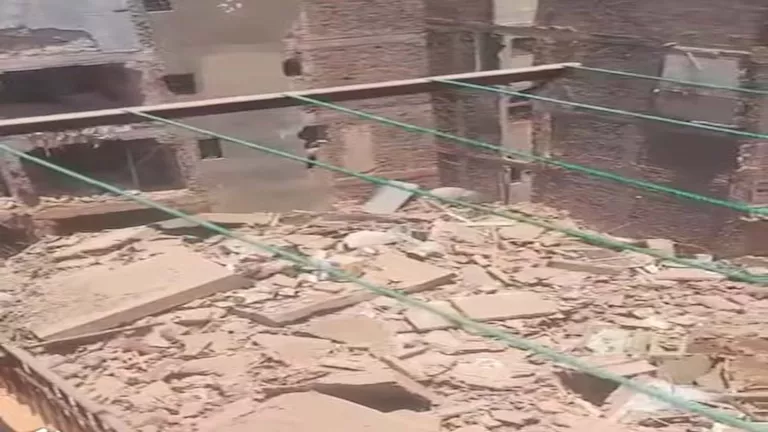 انهيار مبنيين في حدائق القبة.. وفاة فرد وإنقاذ 9 أشخاص انهيار مبنيين في حدائق القبة.. وفاة فرد وإنقاذ 9 أشخاص
