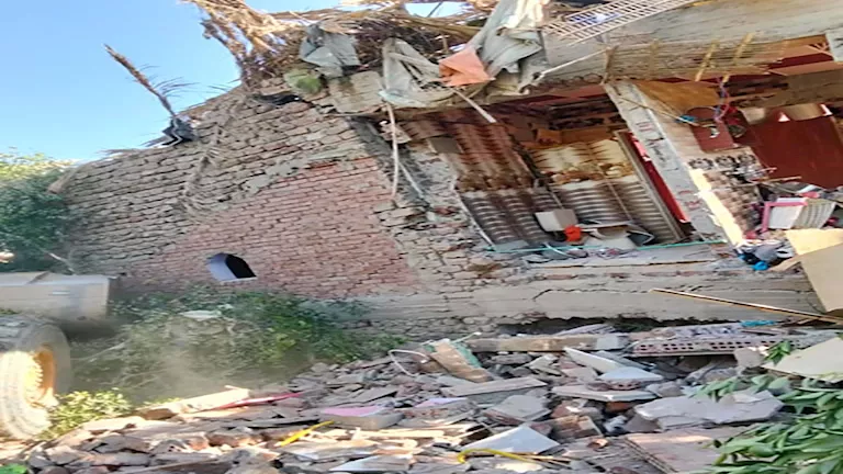 انهيار منزل والبحث عن فتاة مفقودة تحت الركام في أسيوط انهيار منزل والبحث عن فتاة مفقودة تحت الركام في أسيوط