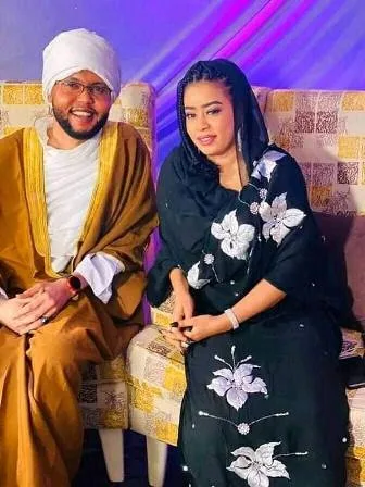 شاهد الفيديو: الفنان المثير للجدل سجاد بحري يخرج من السجن ويعود إلى السودان عبر بورتسودان في حالة مؤسفة. شاهد الفيديو: الفنان المثير للجدل سجاد بحري يخرج من السجن ويعود إلى السودان عبر بورتسودان في حالة مؤسفة.