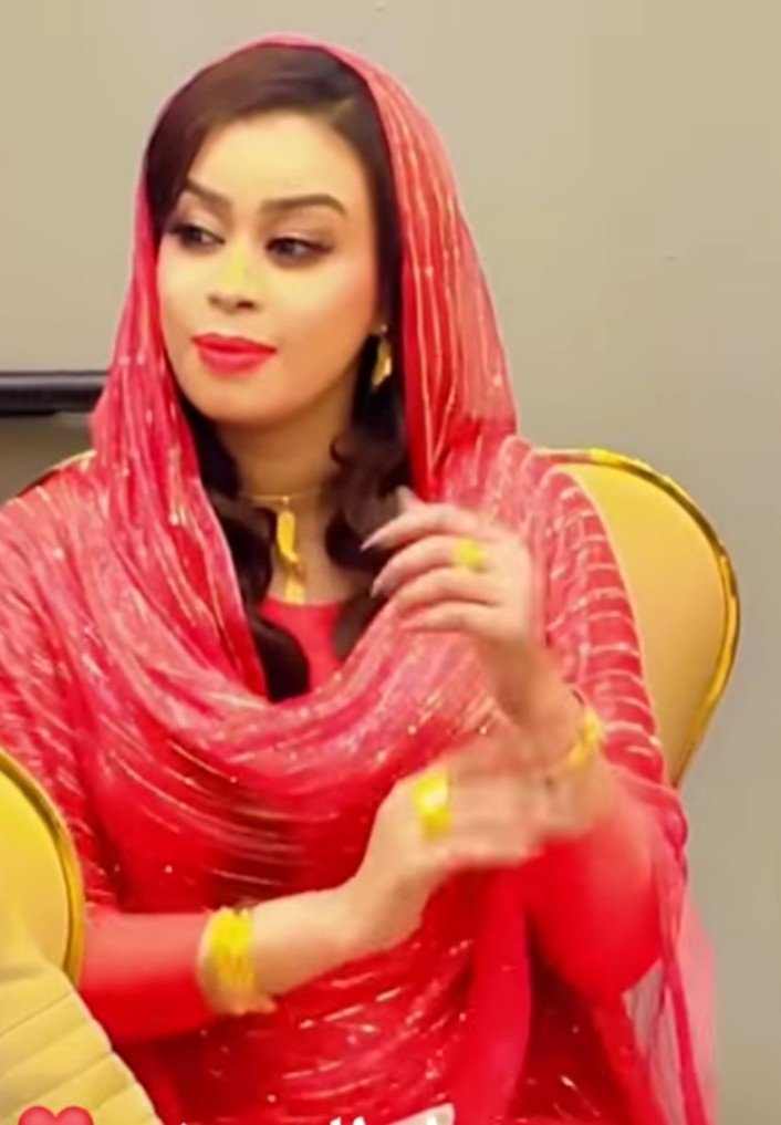 شاهد بالفيديو: الفنانة إيمان الشريف تثير إعجاب جمهور “الهلال” بأدائها في إحدى حفلاتها، مع تعليقات الجمهور: “صوتك رائع ومظهرك أجمل”.