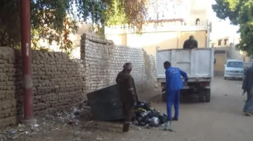 بالصور.. جهود واسعة لإزالة الأتربة المتجمعة على جوانب الطرق في الأقصر