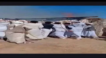 بالصور – سكان قرية في أسوان يقيمون ب demolishing مركز لتجارة المخدرات ويشعلون فيه النار