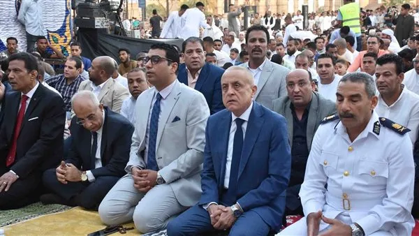 بالصور.. «محافظ الأقصر» يشارك المصلين في صلاة عيد الأضحى وسط حشود كبيرة بالصور.. «محافظ الأقصر» يشارك المصلين في صلاة عيد الأضحى وسط حشود كبيرة