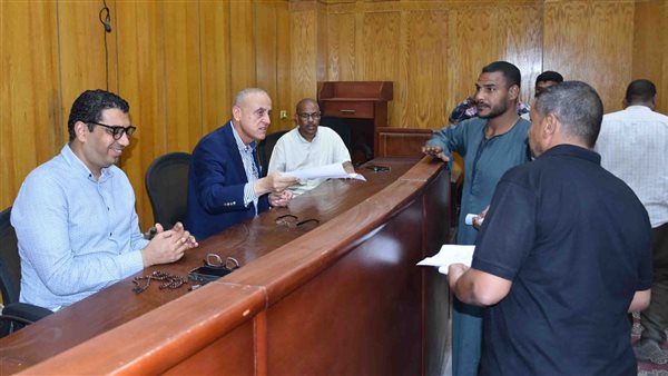 بالصور.. محافظ الأقصر يلتقي بالناس لاستعراض احتياجات سكان مركز إسنا بالصور.. محافظ الأقصر يلتقي بالناس لاستعراض احتياجات سكان مركز إسنا